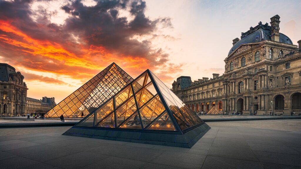 pyramide Louvre Paris